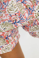 Pijama corto rosa flores blancas