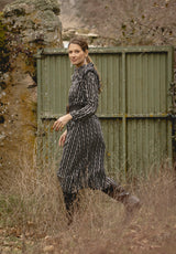 Vestido negro con cenefas blancas