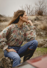 Camisa flores rosa, azul y amarillo