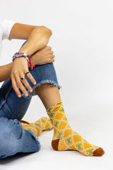 Calcetines floreados mostaza