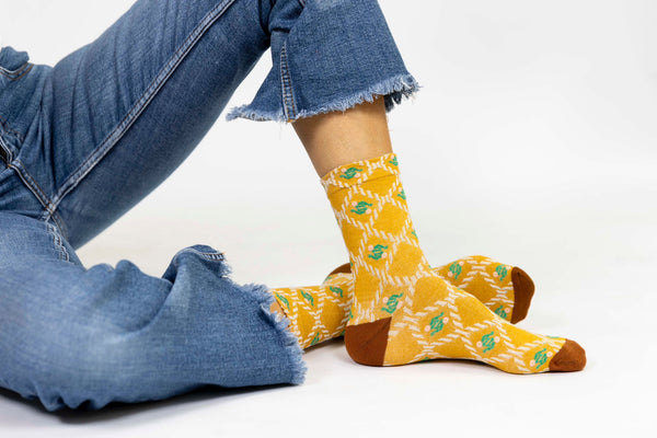 Calcetines floreados mostaza