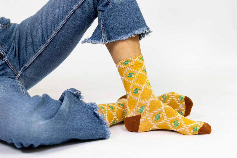 Calcetines floreados mostaza