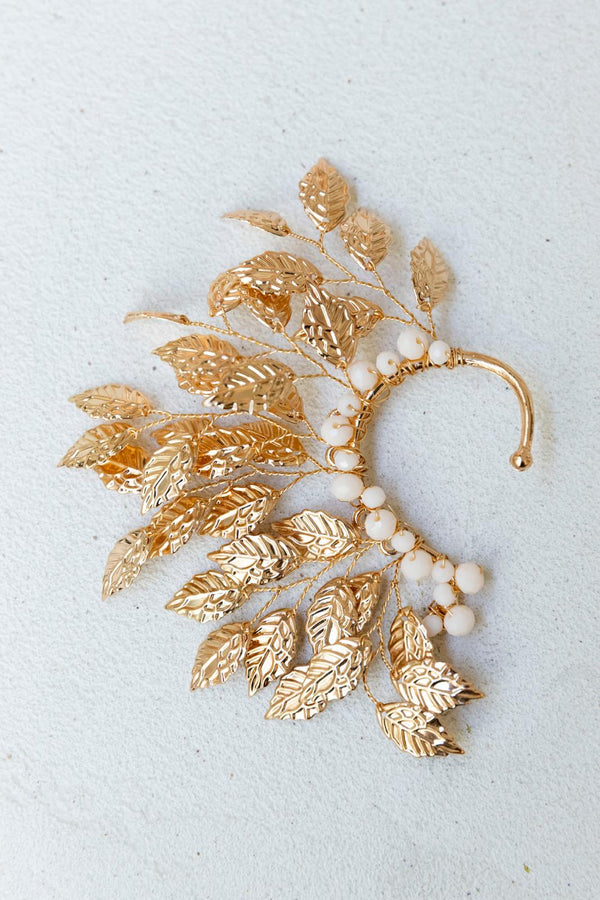Ear cuff flores perladas