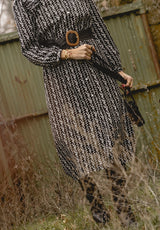 Vestido negro con cenefas blancas