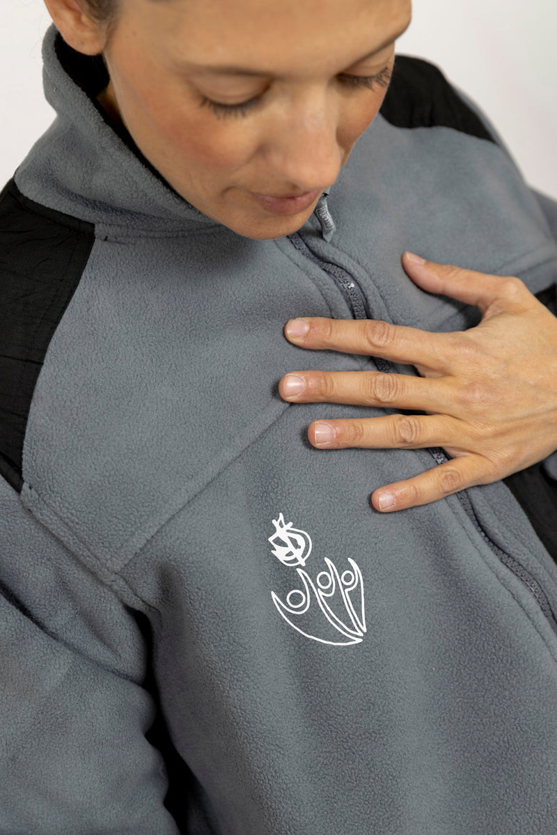Chaqueta de manga larga con interior polar Solo Dios Anawim Gris