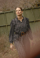 Vestido negro con cenefas blancas