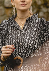 Vestido negro con cenefas blancas