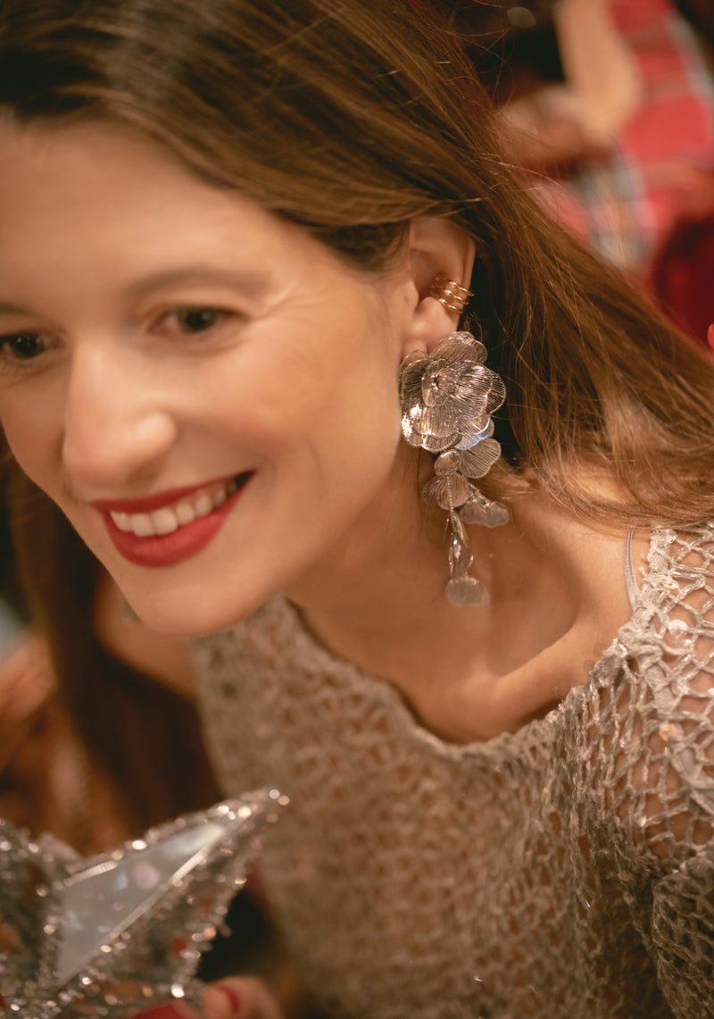 Pendientes flor plateada