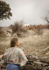 Camisa flores rosa, azul y amarillo