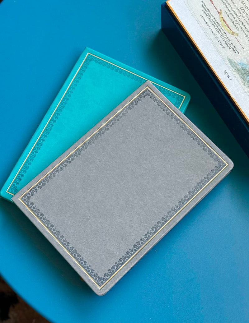 Cuaderno antiguo gris