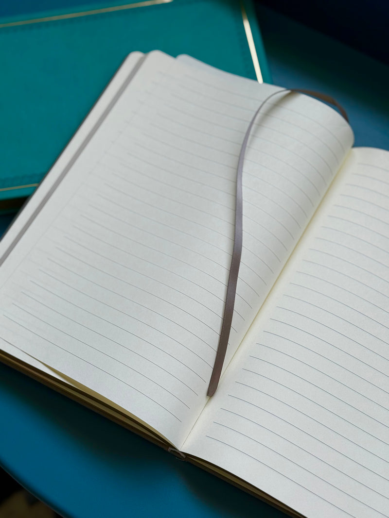 Cuaderno antiguo gris