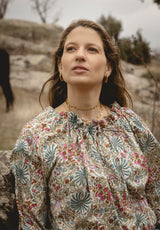 Camisa flores rosa, azul y amarillo