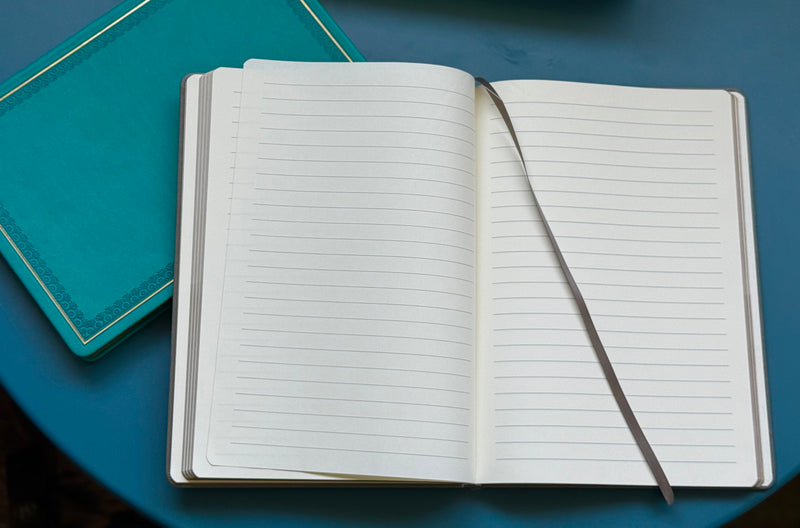 Cuaderno antiguo gris