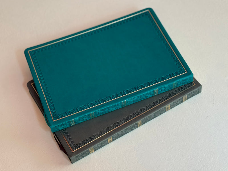 Cuaderno antiguo gris