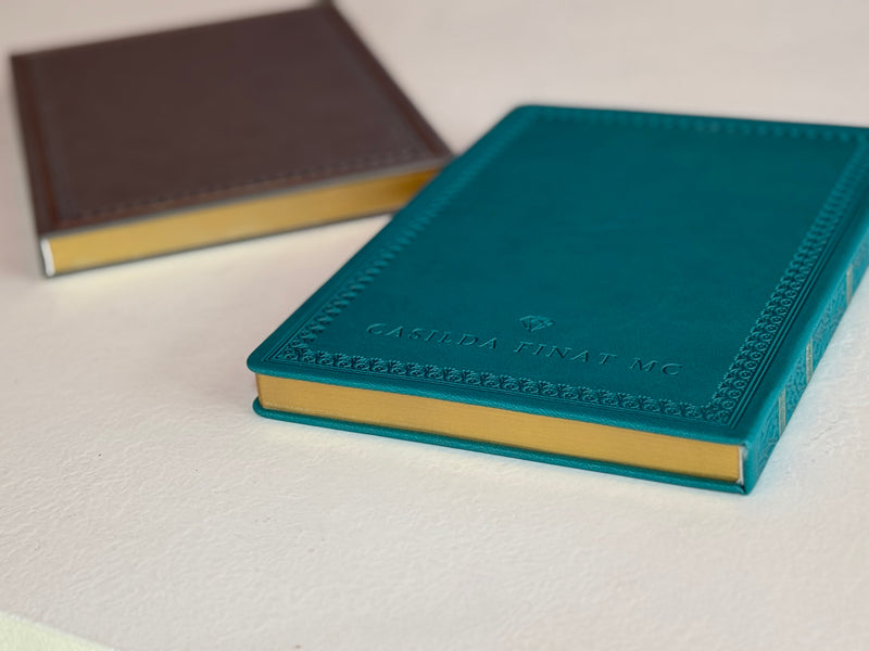 Cuaderno antiguo gris