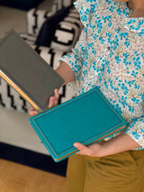 Cuaderno antiguo gris