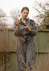 Vestido negro con cenefas blancas