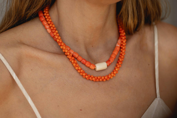 Collar coral rectángulo hueso