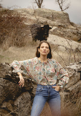 Camisa flores rosa, azul y amarillo