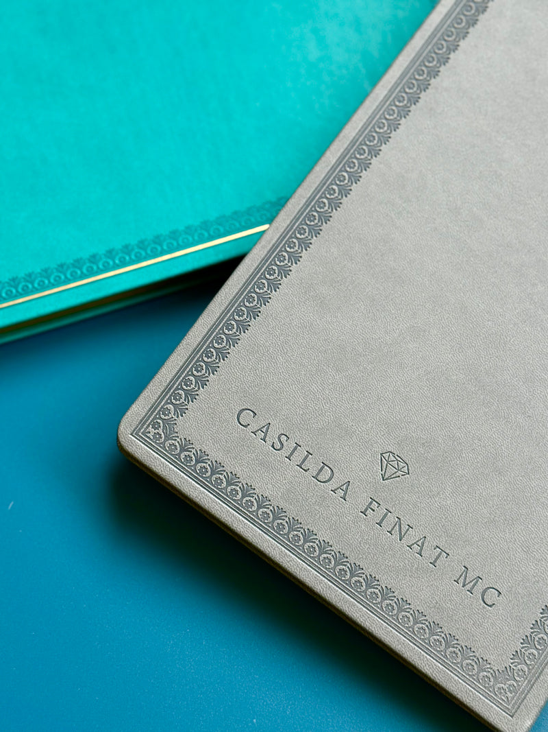 Cuaderno antiguo gris
