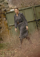 Vestido negro con cenefas blancas