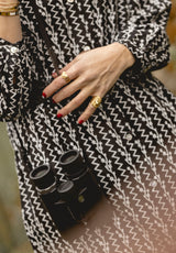 Vestido negro con cenefas blancas