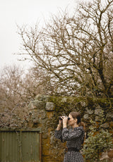 Vestido negro con cenefas blancas