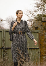 Vestido negro con cenefas blancas