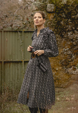 Vestido negro con cenefas blancas