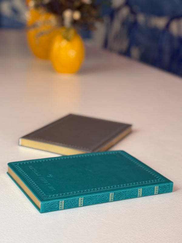 Cuaderno antiguo gris