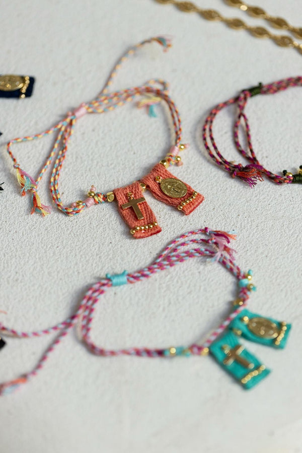 Pulsera Tela Cruz y Virgen Coral