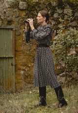 Vestido negro con cenefas blancas