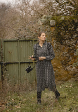 Vestido negro con cenefas blancas