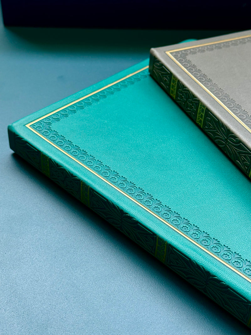 Cuaderno antiguo gris