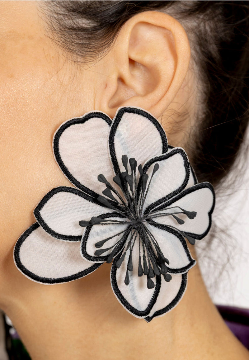 Pendientes flor tela XL blanco y negro