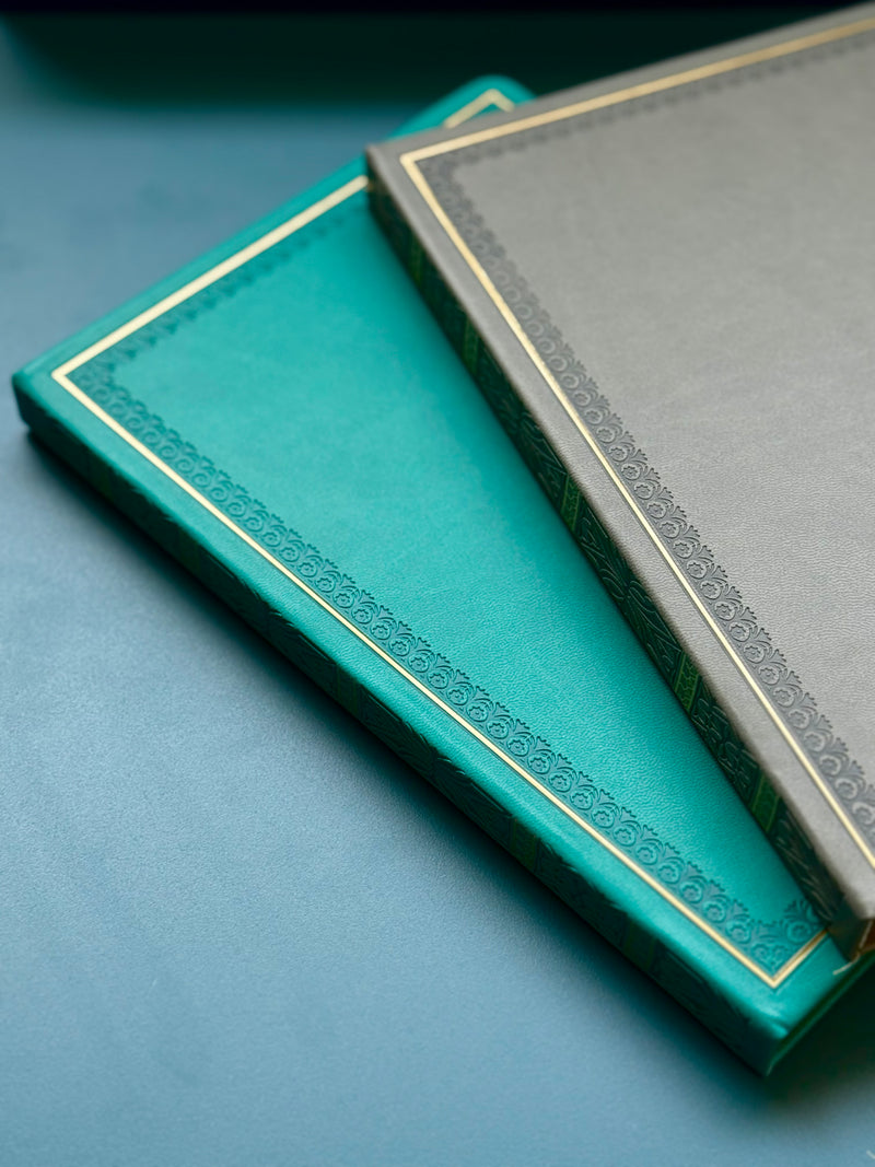 Cuaderno antiguo gris