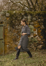 Vestido negro con cenefas blancas