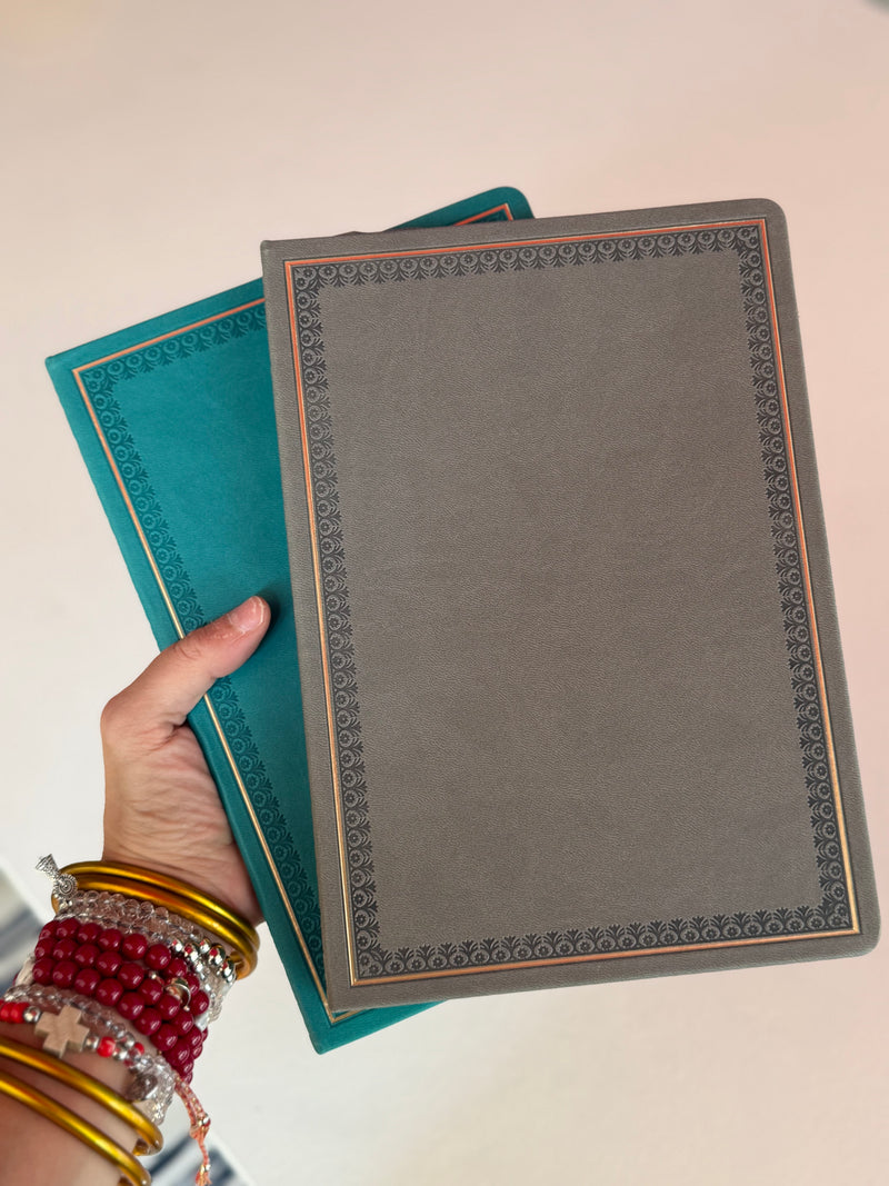 Cuaderno antiguo gris
