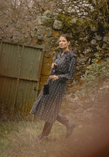 Vestido negro con cenefas blancas