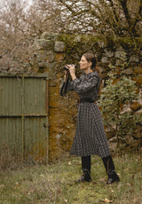 Vestido negro con cenefas blancas
