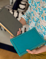 Cuaderno antiguo gris