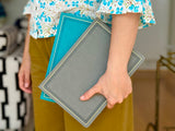 Cuaderno antiguo gris