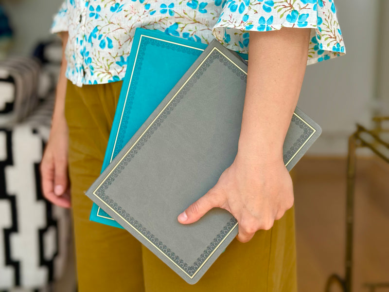 Cuaderno antiguo gris