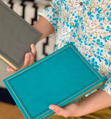 Cuaderno antiguo gris