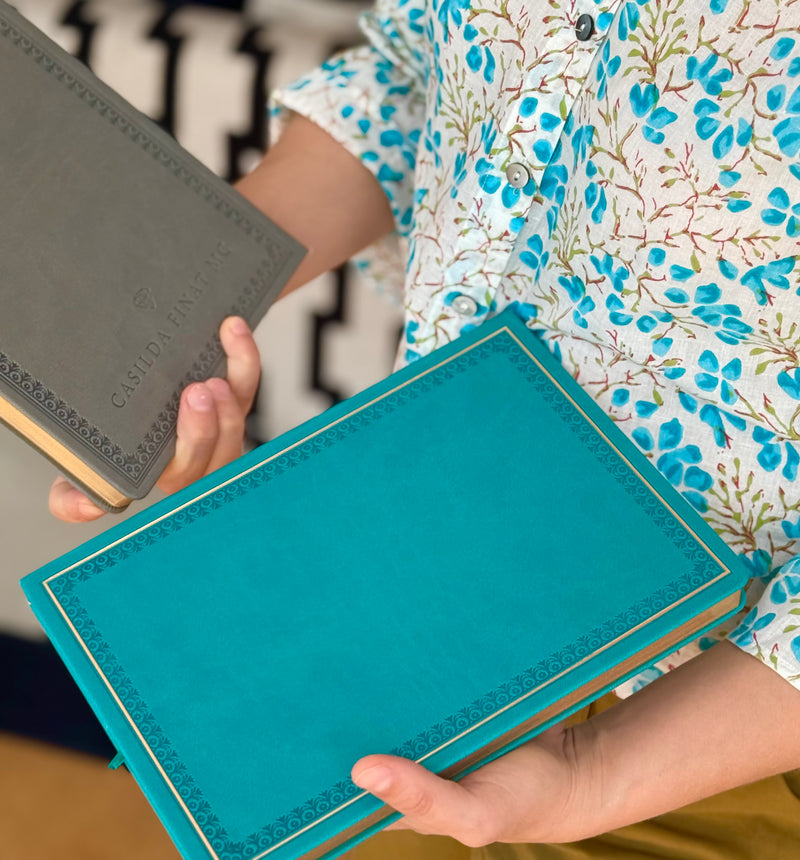 Cuaderno antiguo gris
