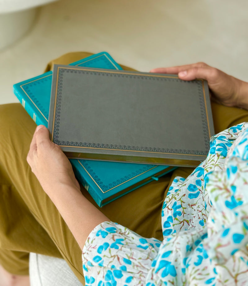Cuaderno antiguo gris