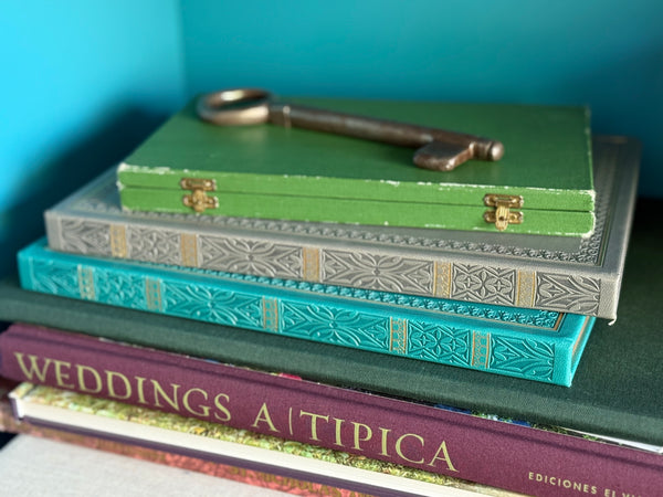 Cuaderno antiguo gris