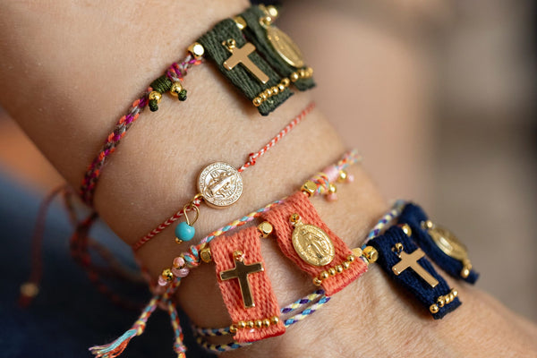 Pulsera Tela Cruz y Virgen Coral