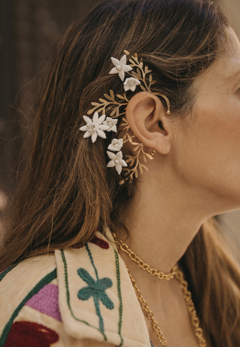 Ear cuff flores blancas