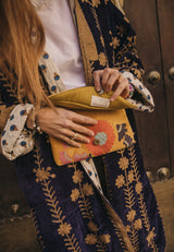 Bolso estampado terciopelo mostaza